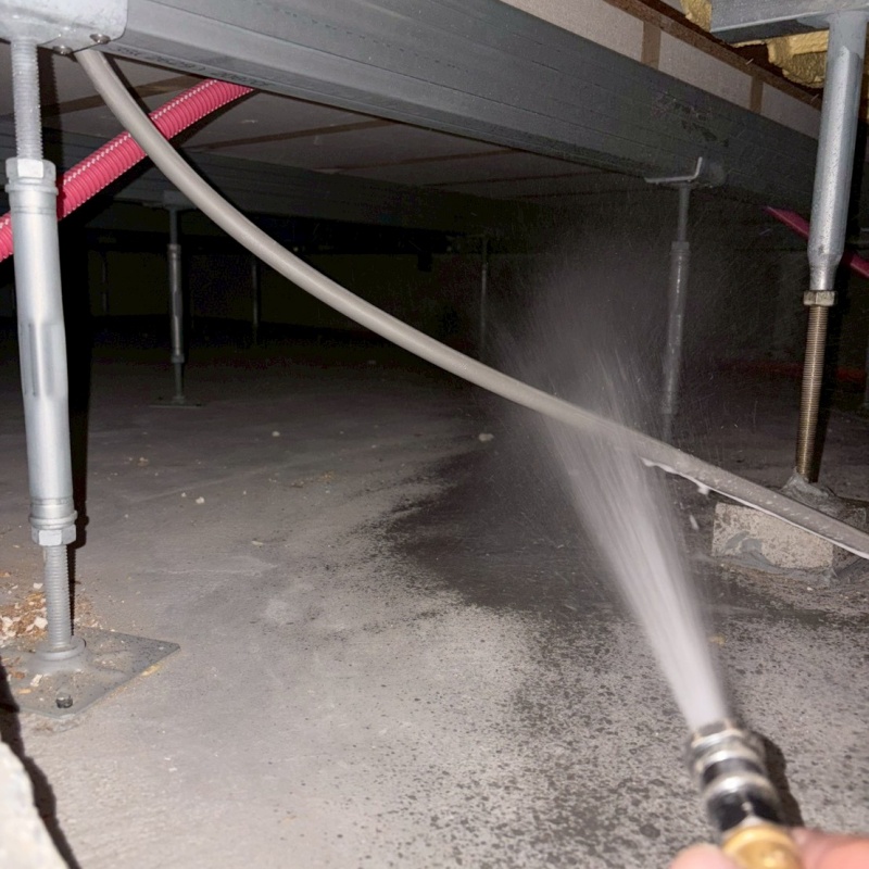 床下の天井に防蟻剤を散布