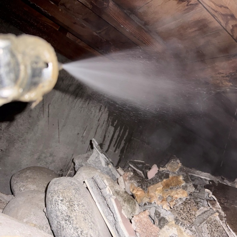 床下の木材にシロアリ駆除剤を散布