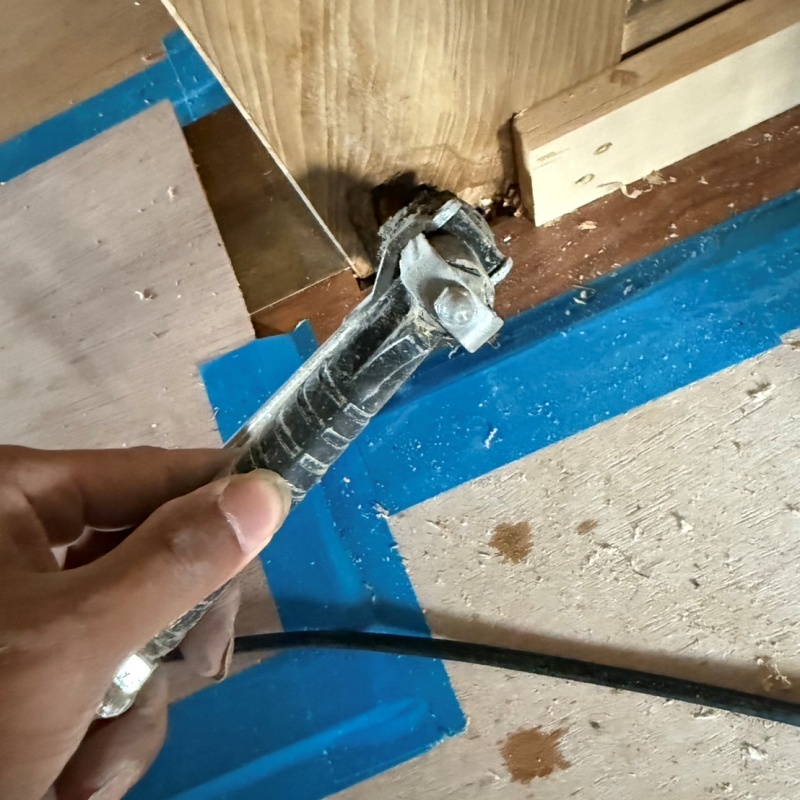 柱にシロアリ駆除剤を注入