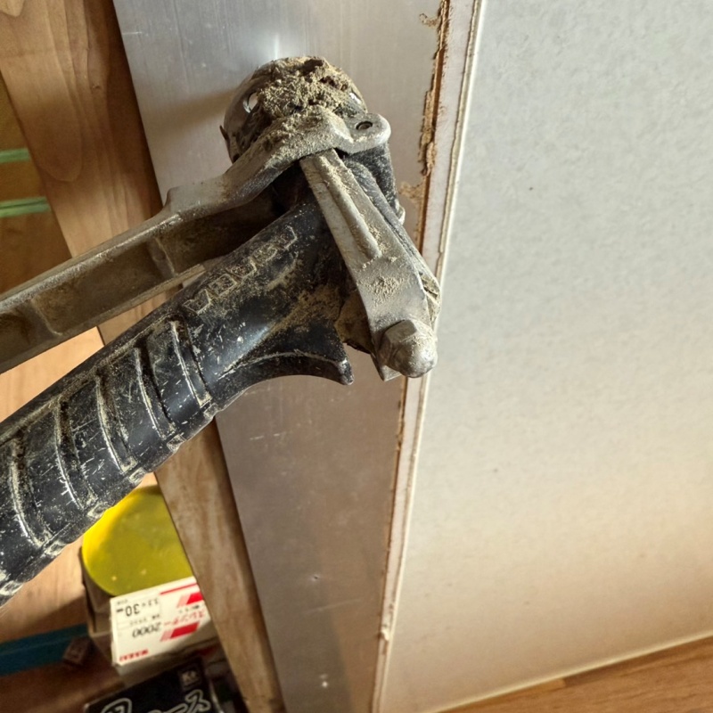 柱にシロアリ駆除剤を注入