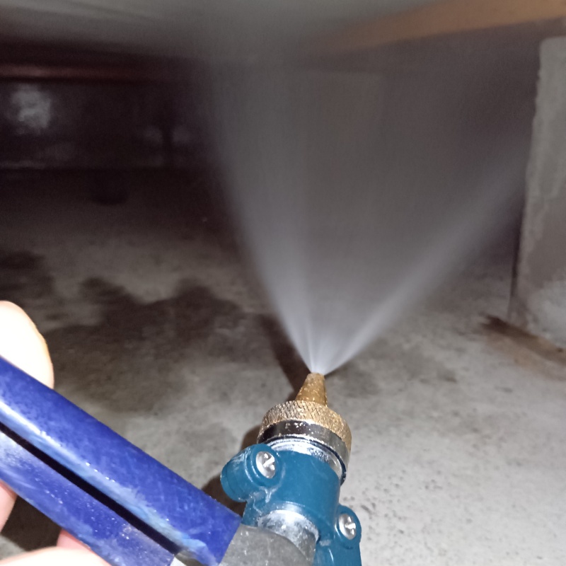 床下の木材に防蟻剤を散布