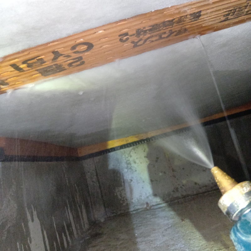 床下の木材に防蟻剤を散布