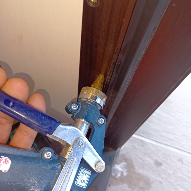 ドア枠に防蟻剤を注入