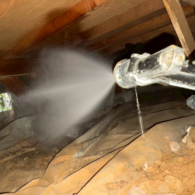床下の木材に防蟻剤を散布