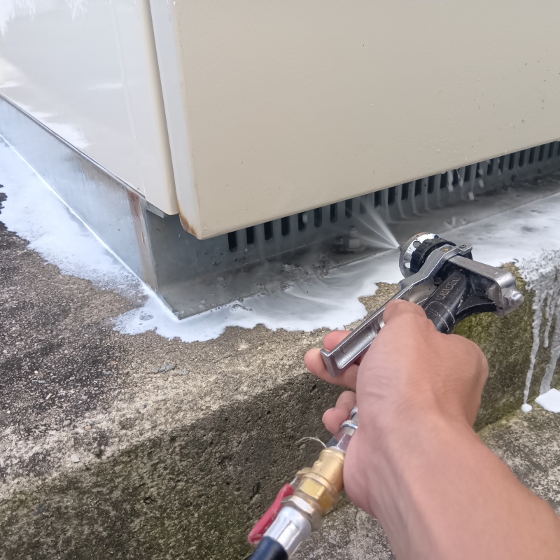 床下換気口からシロアリ駆除剤を散布