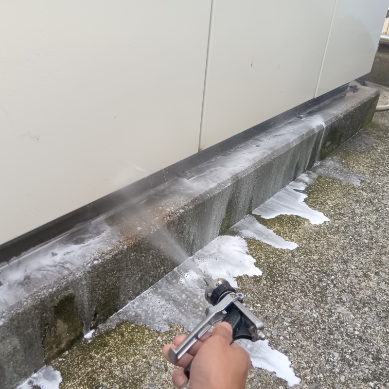 建物の外周にシロアリ駆除剤を散布