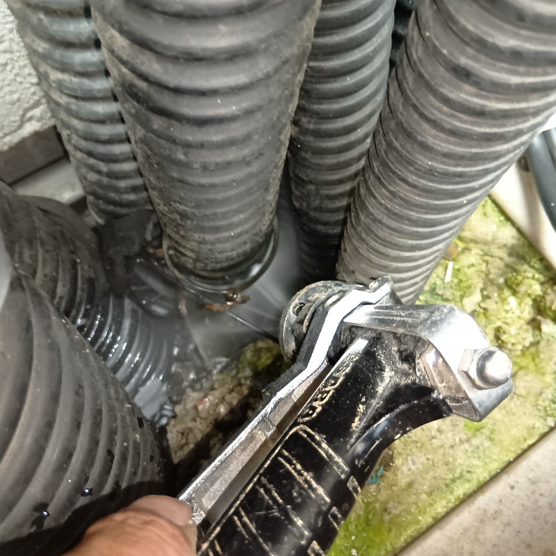 電気設備の配管にシロアリ駆除剤を散布