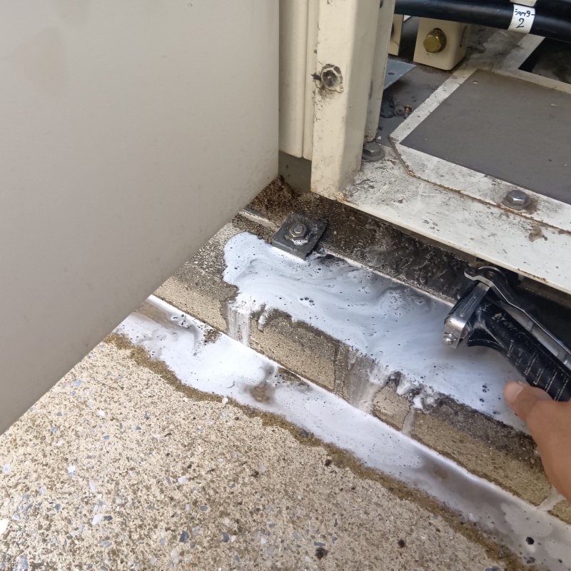 基礎部分にシロアリ駆除剤を注入