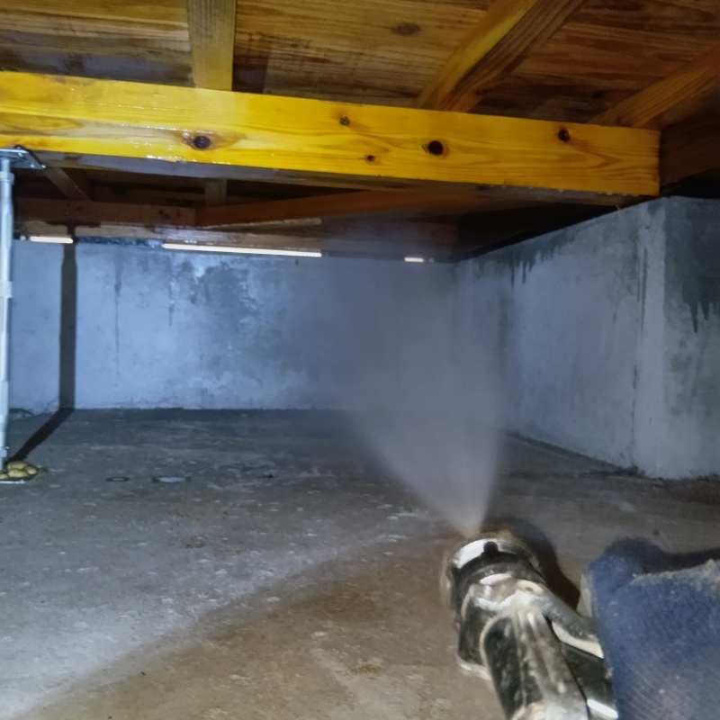 床下の木材にシロアリ駆除剤を散布