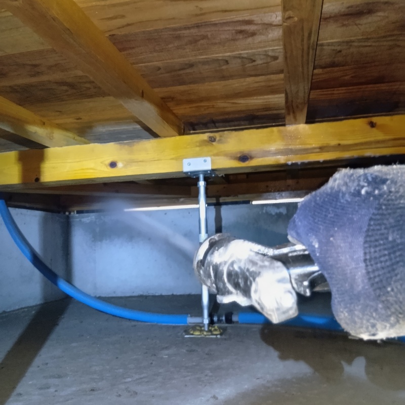 床下の木材にシロアリ駆除剤を散布