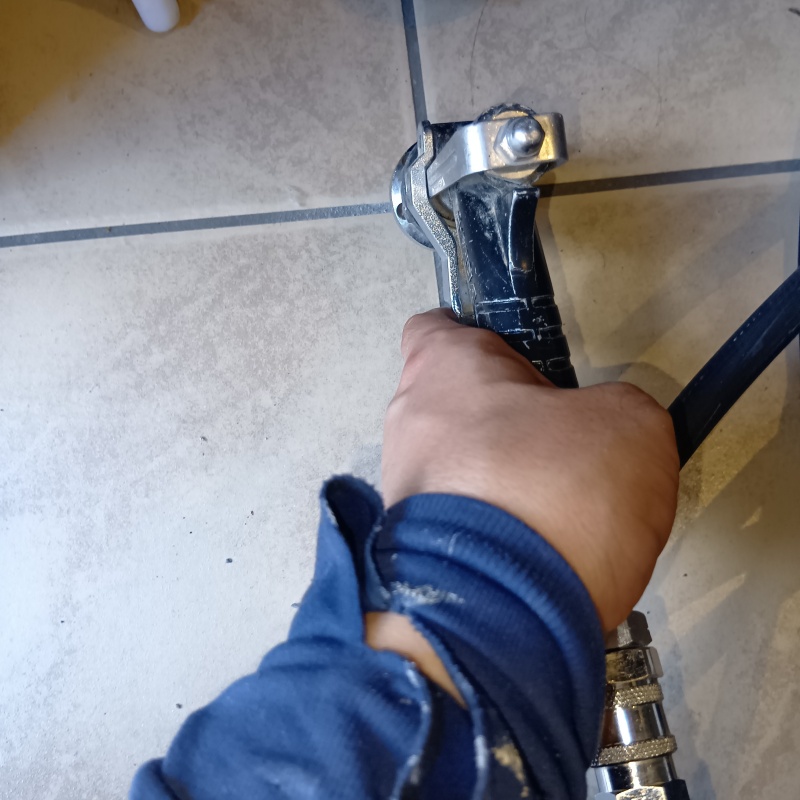 床にシロアリ駆除剤を注入