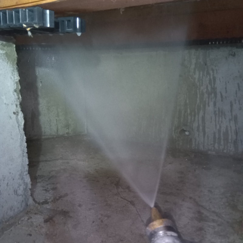 床下の木材にシロアリ駆除剤を散布