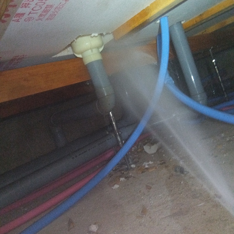 床下の木材にシロアリ駆除剤を散布