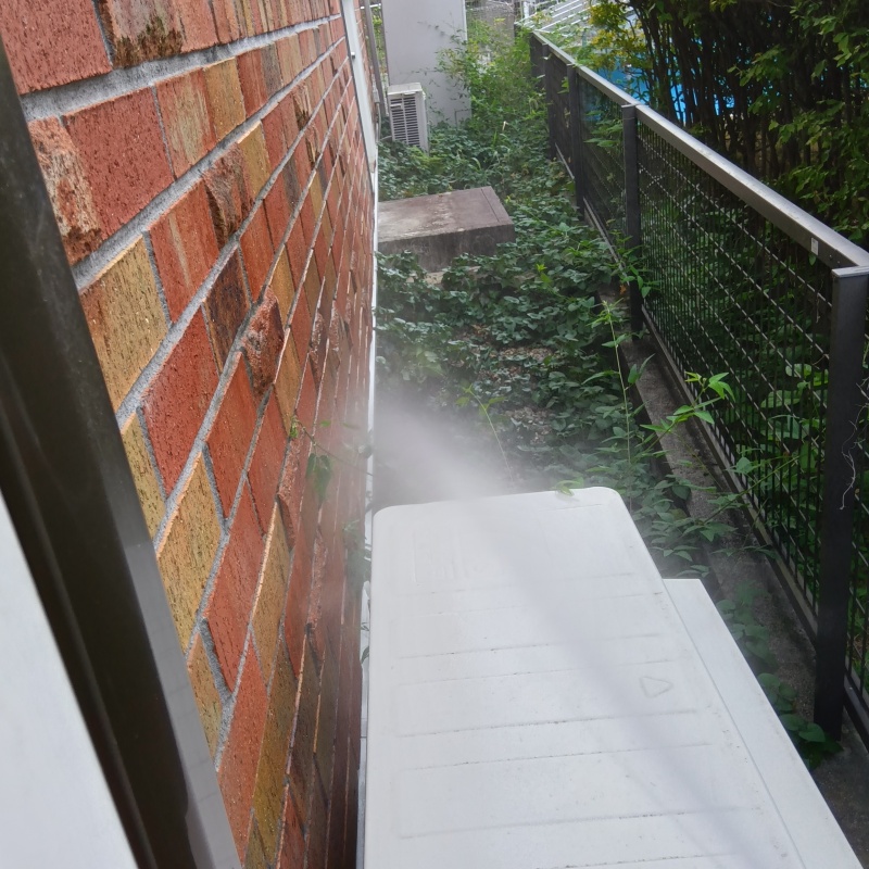 屋外の地面にシロアリ駆除剤を散布