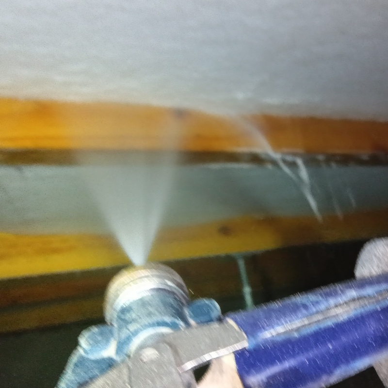 床下の木材にシロアリ駆除剤を散布