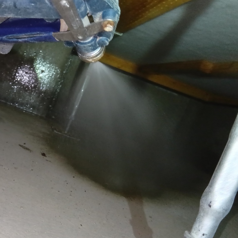 床下の土台にシロアリ駆除剤を散布