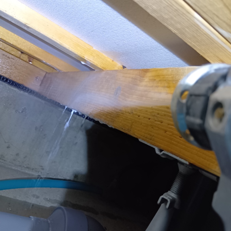 床下木材に防蟻剤を散布