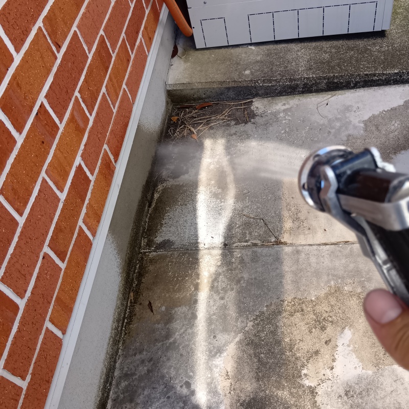 基礎まわりに防蟻剤を散布する