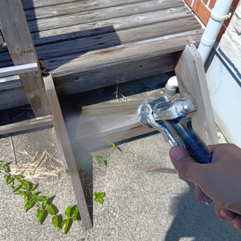 ウッドデッキに防蟻剤を散布