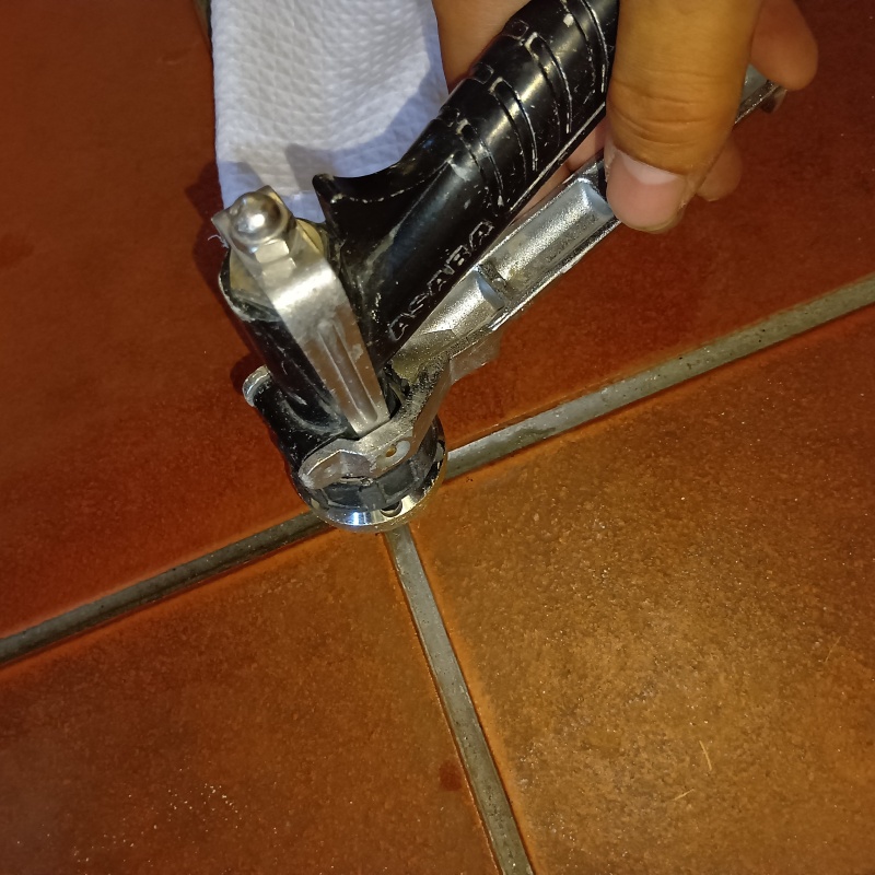 玄関床の目地から防蟻剤を注入