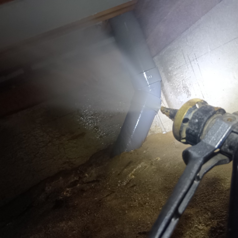 床下木材にシロアリ駆除剤を散布