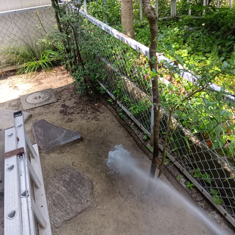 建物外周の土壌にシロアリ駆除剤を散布