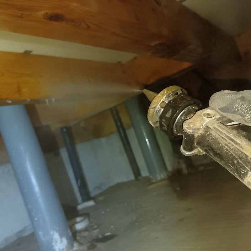 床下の木材にシロアリ駆除剤を散布