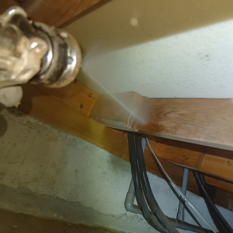 床下の木材にシロアリ駆除剤を散布