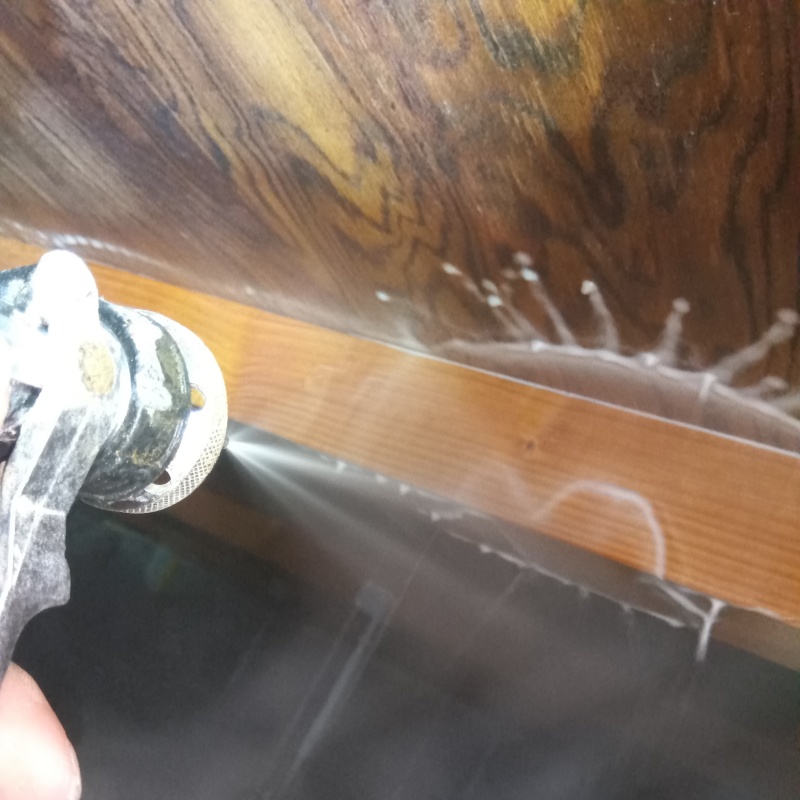 床下木材にシロアリ駆除剤を散布