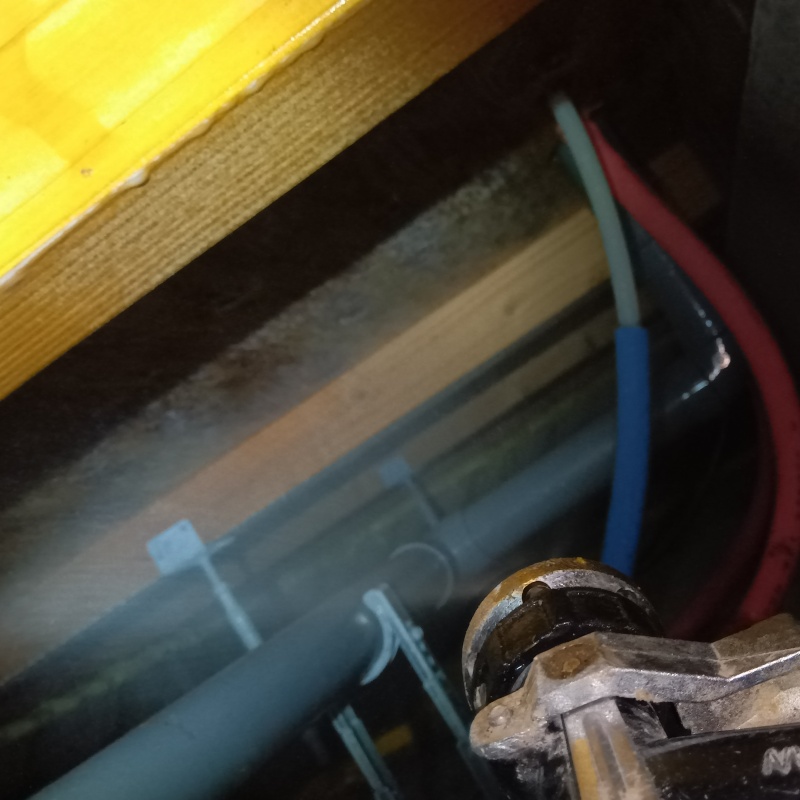 床下木材にシロアリ駆除剤を散布