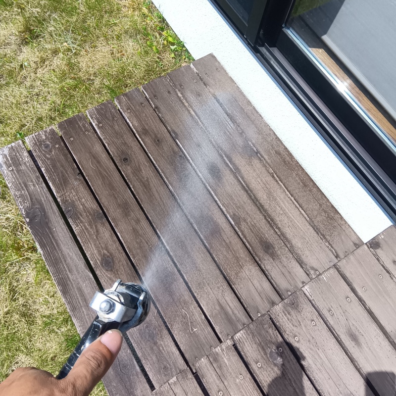 ウッドデッキにシロアリ駆除剤を散布