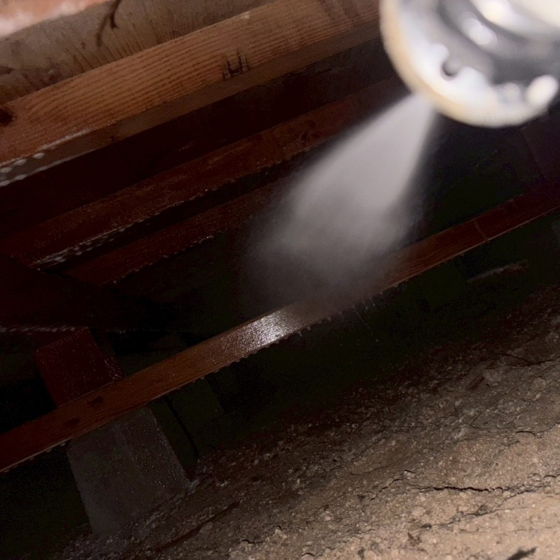 床下木材にシロアリ駆除剤を散布