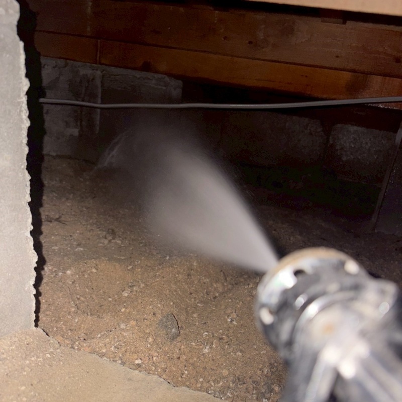 床下コンクリートにシロアリ駆除剤を散布