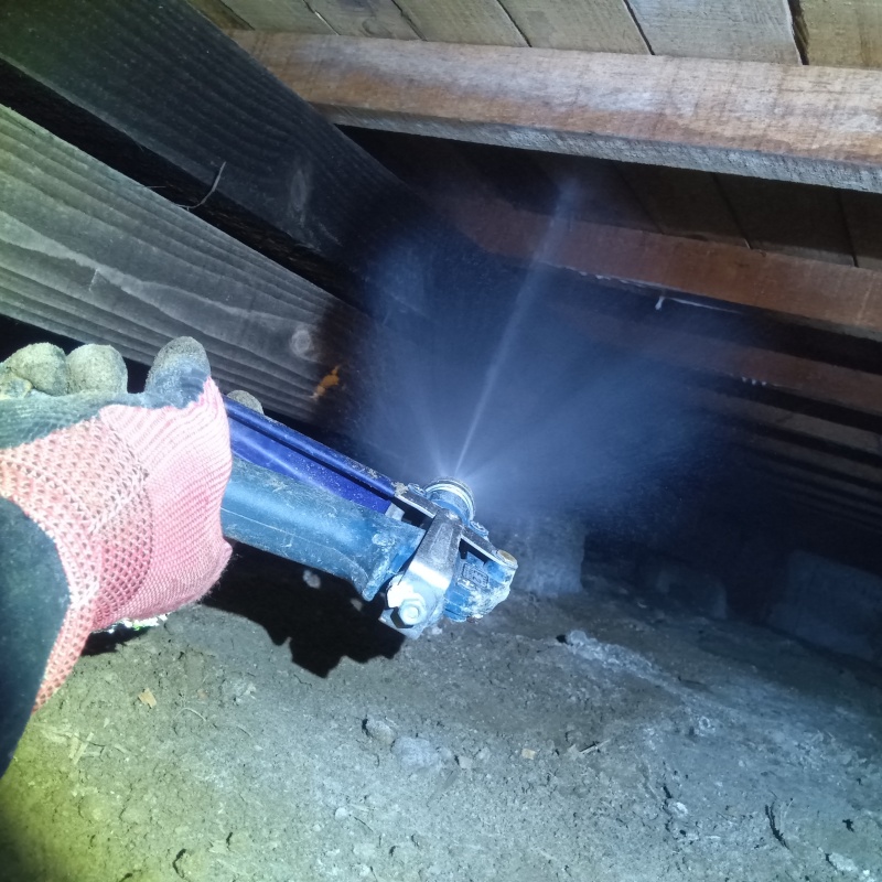 床下木材にシロアリ駆除剤を散布