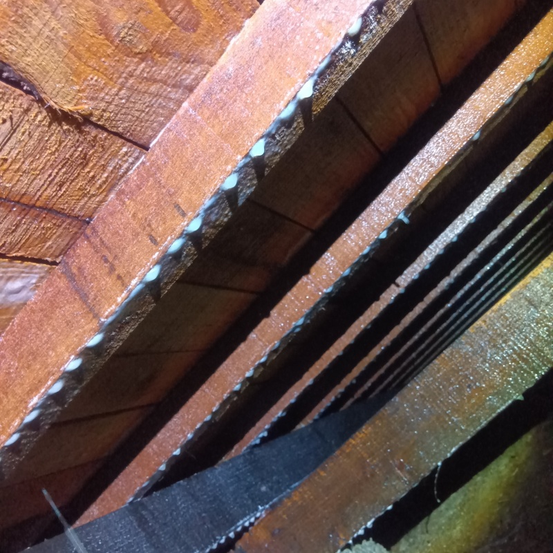 床下木材にシロアリ駆除剤を散布