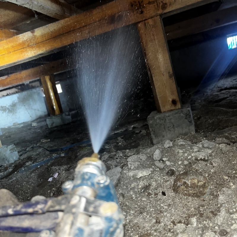 床下木材にシロアリ駆除剤を散布