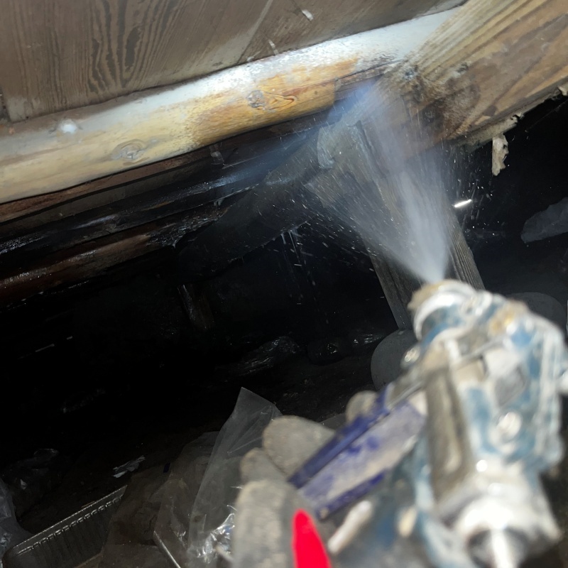 地面にシロアリ駆除剤を散布