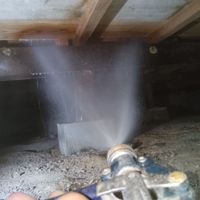 床下木材にシロアリ駆除剤を散布