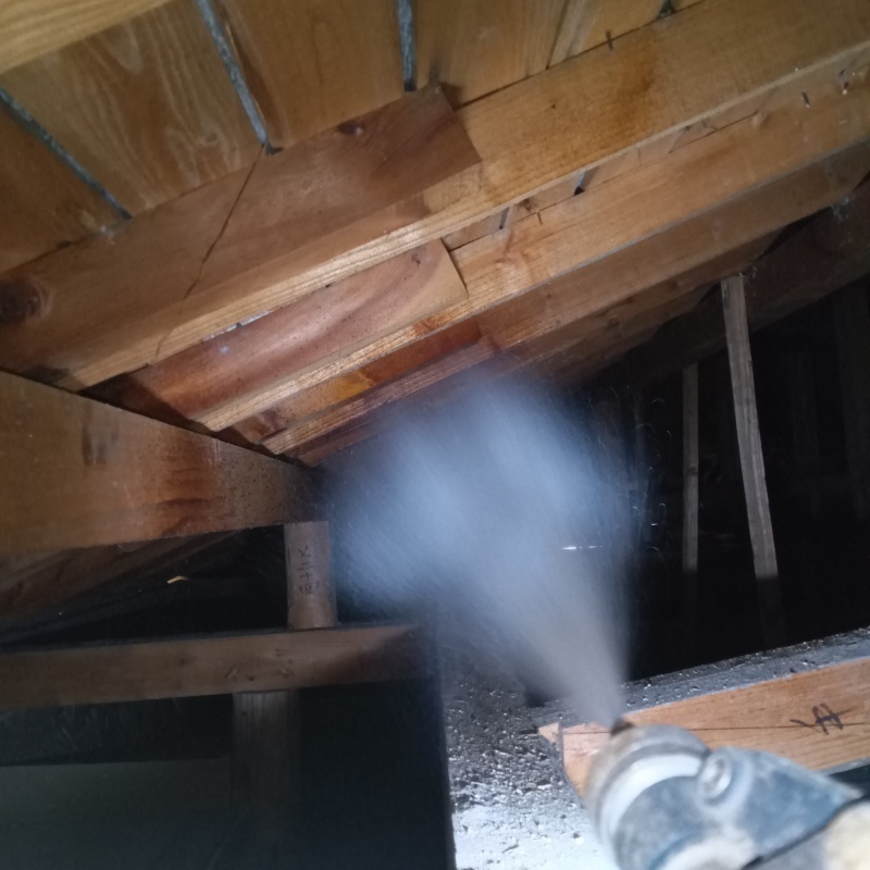 床下木材にシロアリ駆除剤を散布