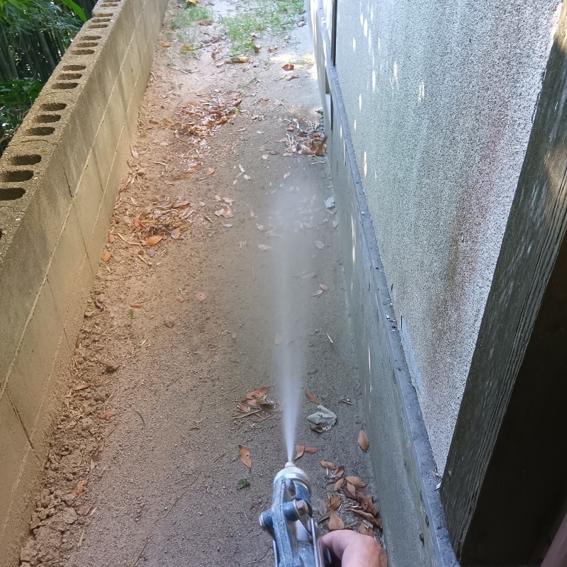 建物まわりにシロアリ駆除剤を散布