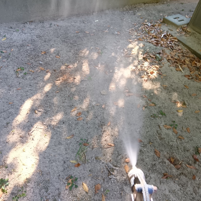 建物まわりにシロアリ駆除剤を散布