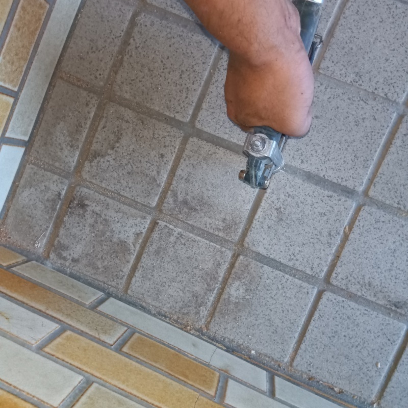 玄関床や浴室の目地にシロアリ駆除剤を注入