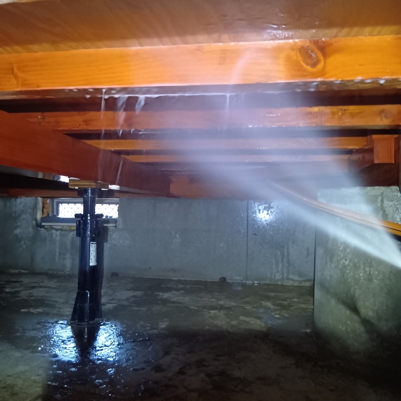 床下木材にシロアリ駆除剤を散布