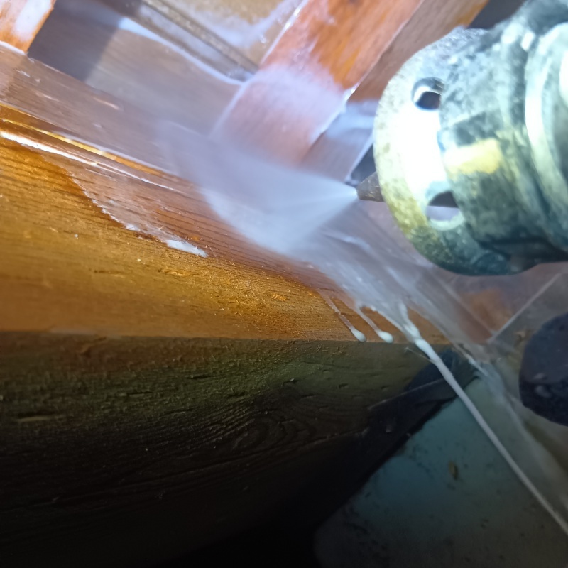 床下木材にシロアリ駆除剤を散布