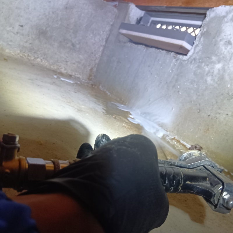 基礎にシロアリ駆除剤を散布