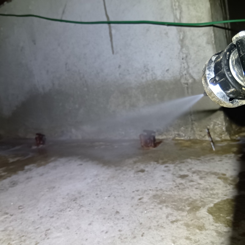 基礎にシロアリ駆除剤を散布