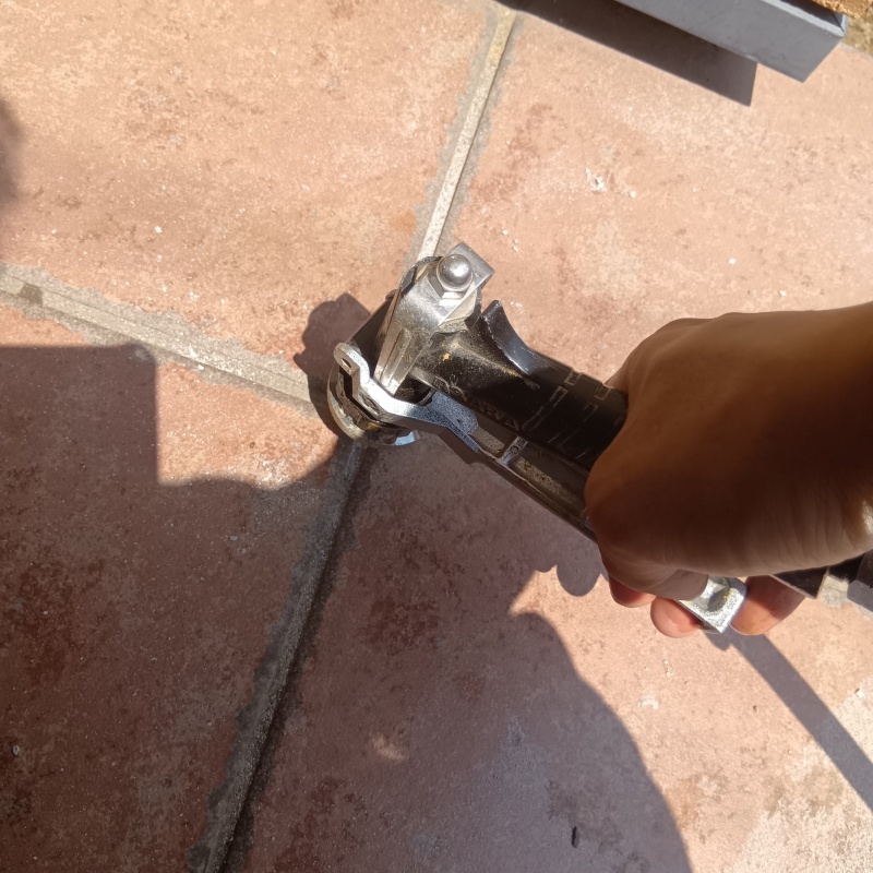 玄関床の目地からシロアリ駆除剤を注入