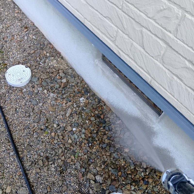 建物外周にシロアリ駆除剤