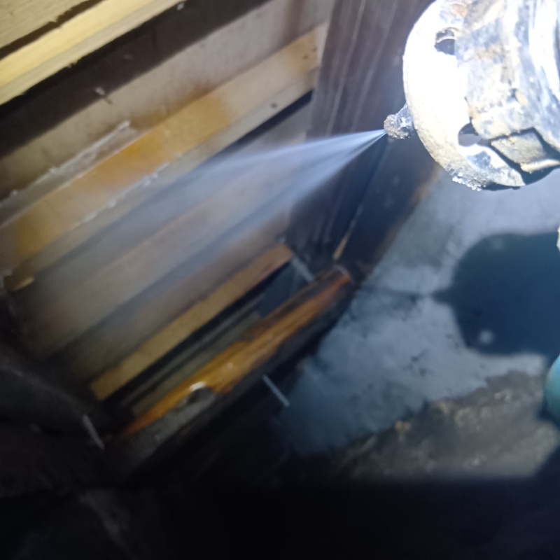 床下木材にシロアリ駆除剤を散布