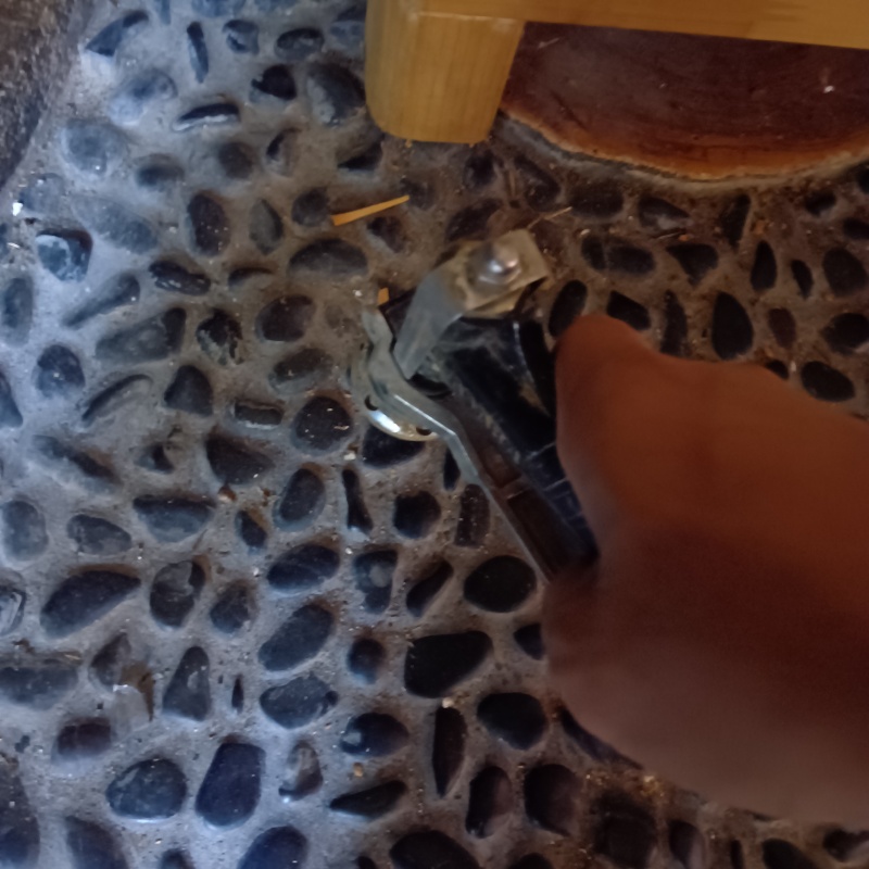 玄関床のタイルからシロアリ駆除剤を注入